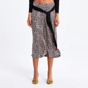 NWOT Zara animal print leopard flowy 90’s contemporary midi skirt. Size XS